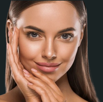 Terapeuta aplicando el tratamiento Luminis-Lift con delicadeza